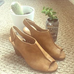 Aersoles Open Toe Heelrest Brown Wedges